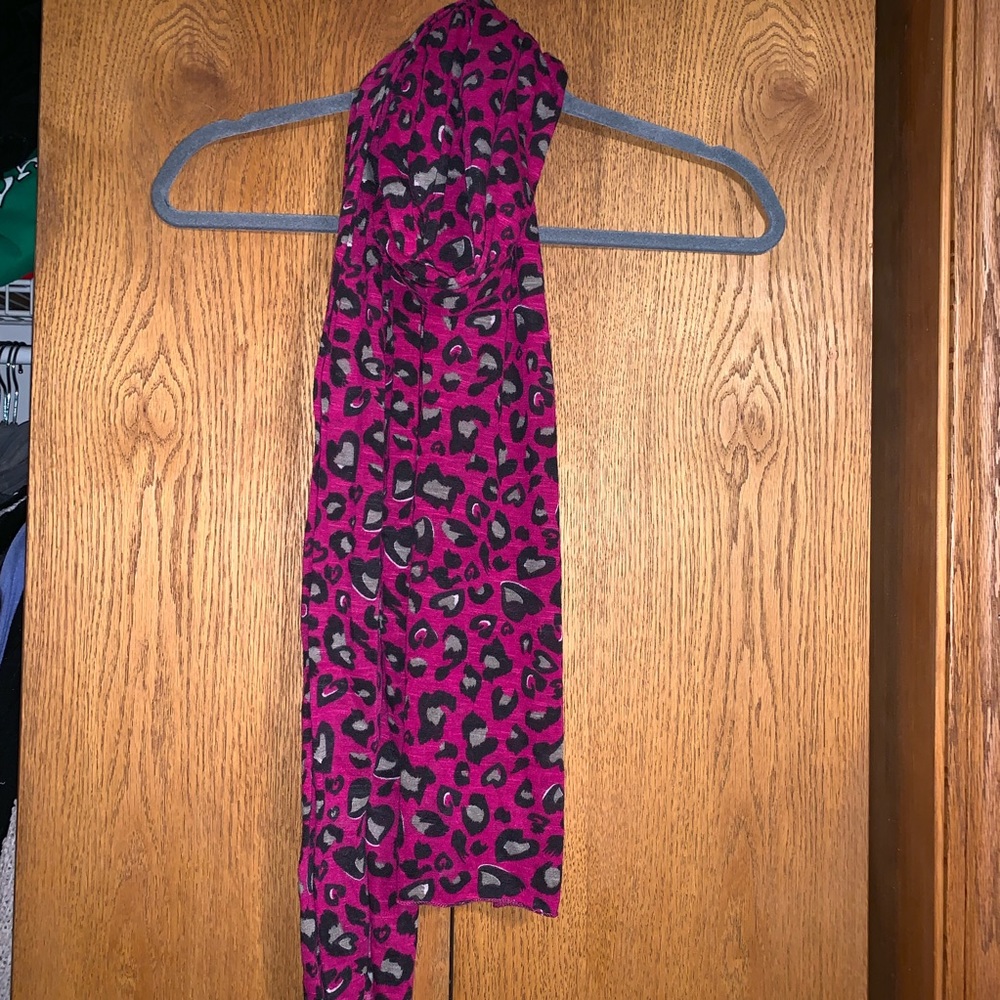 🌴5/$25 pink leopard scarf